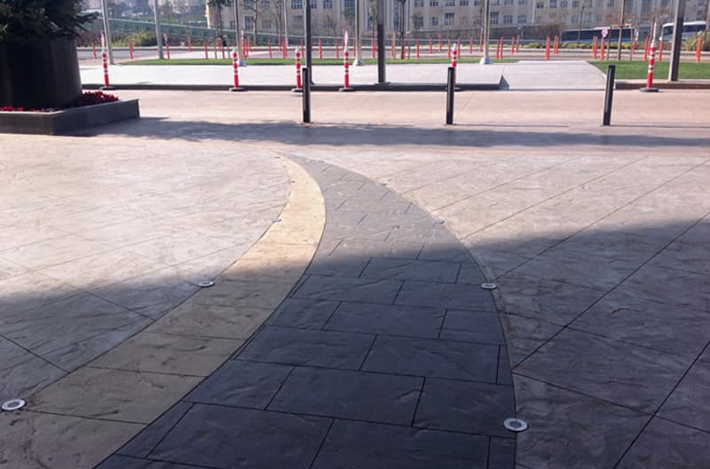 Akasya AVM dış cephe yürüyüş alanı baskı beton yüzey