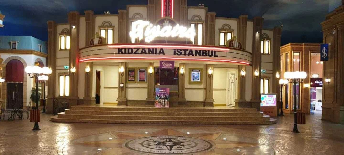 KidZania İstanbul şehir tiyatrosu cephesi - dekoratif beton zemin